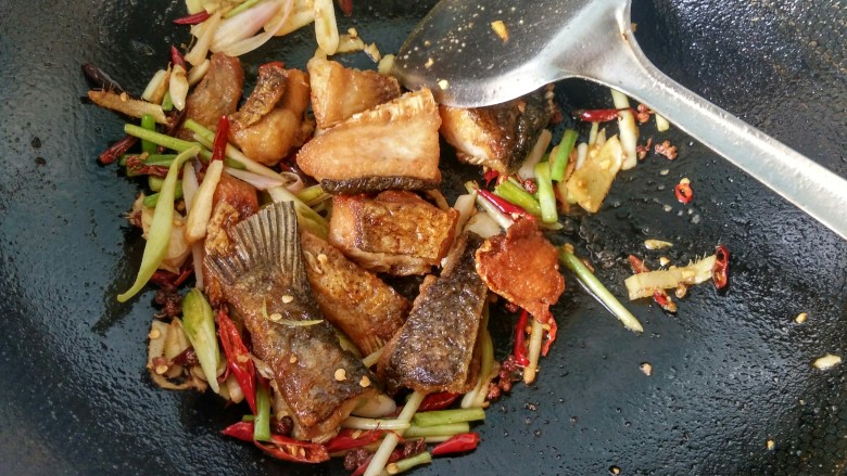 麻辣糍粑鱼,每一块鱼肉都蘸上佐料,可以出锅了。