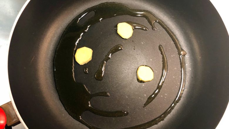 红烧金鲳鱼,热锅下油,放入姜片煎出香味。