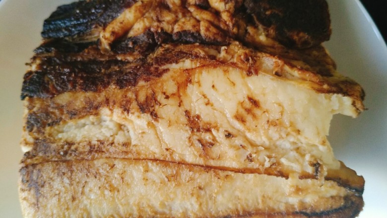 腊肉炒白菜,<a style='color:red;display:inline-block;' href='/shicai/ 436'>腊肉</a>如果外面有黑烟的话,可以先用刀刮一刮洗干净。处理好。