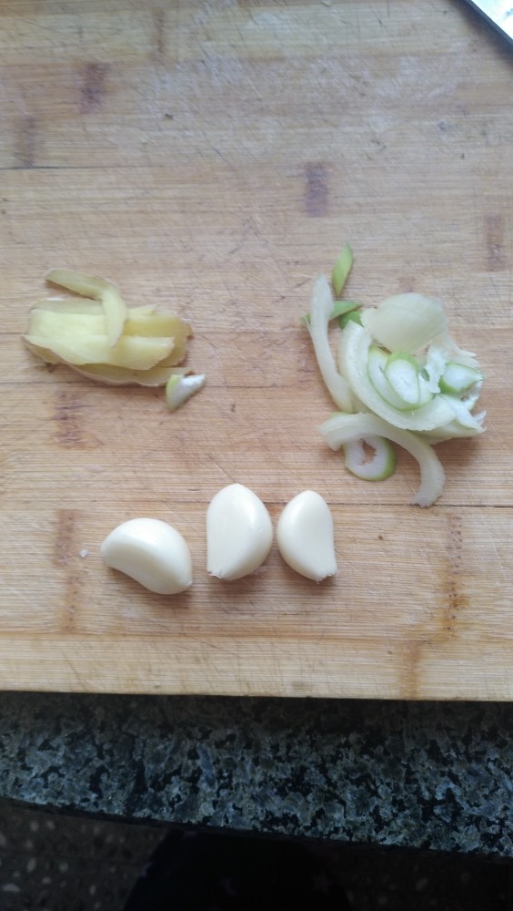 腊肉炒白菜,准备葱,姜,蒜切成沫。