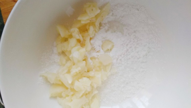 腊肉炒白菜,小碗中加少许盐,蒜末,淀粉。