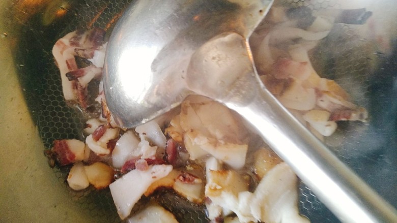 腊肉炒白菜,腊肉中的肥肉放到锅里煸炒 油慢慢儿就会渗出来了 偶尔吃一些动物油脂,对身体也会有好处的。