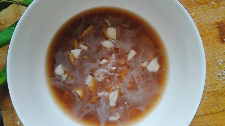 腊肉炒白菜,在蒜沫碗中加酱油,醋,<a style='color:red;display:inline-block;' href='/shicai/ 10588'>糖</a>,一点儿水调成料汁儿。