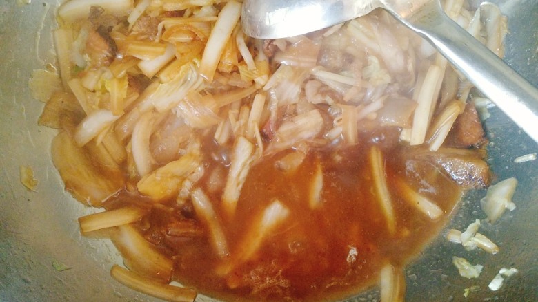 腊肉炒白菜,把菜推到一边儿,在空余的地方倒入料汁熬煮出大泡在和菜翻炒。