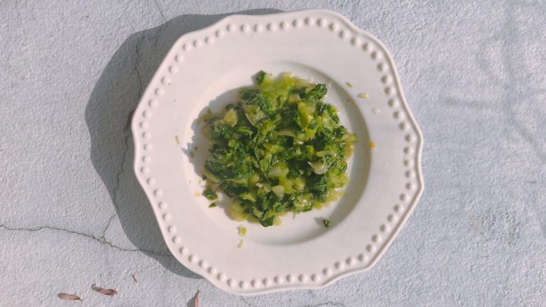 #宝宝辅食#多彩盖饭 12M+,剁碎后,加入芝麻油、盐和少许醋拌匀;