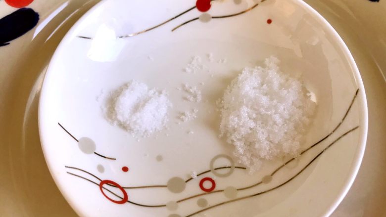 番茄炒鸡蛋,糖和盐的量一般是,白糖是盐的三倍,因为番茄比较酸,糖可以中和一下让整个菜的味道不那么酸。