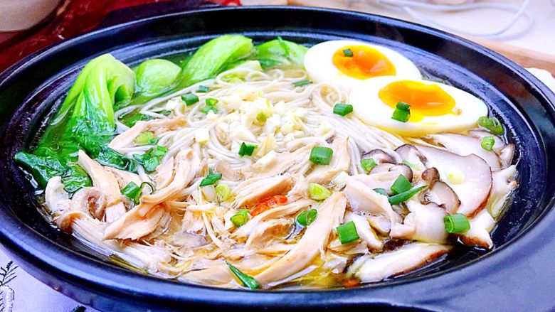 来一碗冬日暖食➕香菇小棠菜鸡汤面,成品