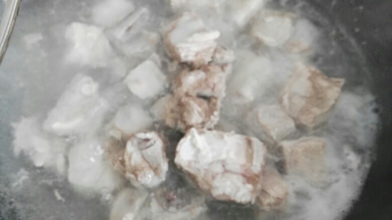 糖醋排骨,泡好后放水煮开,几分钟后捞出来