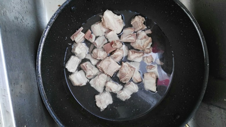 糖醋排骨,用清水洗几遍捞出来