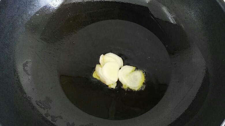 糖醋排骨,热锅冷油,放上姜片