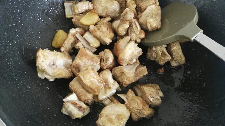 糖醋排骨,翻炒片刻中火