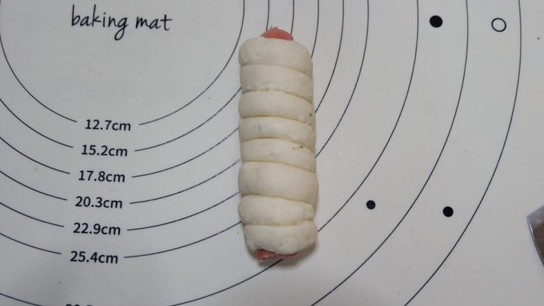 凯蒂猫肠卷馒头,将搓好的面团从头到尾缠绕上去