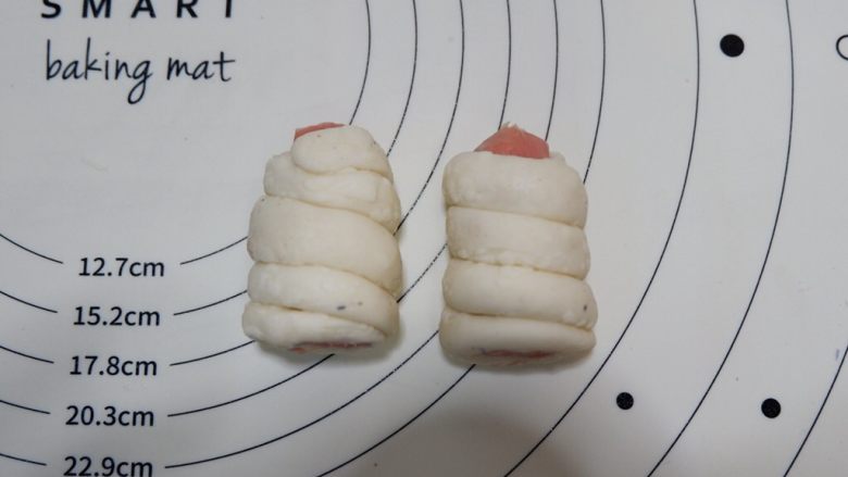 凯蒂猫肠卷馒头,然后用切面刀从中间切开为2个