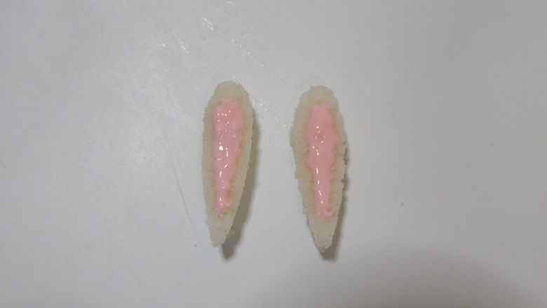 卡通立体可妮兔牛奶米糕,在用巧克力或者果酱,画出耳朵芯