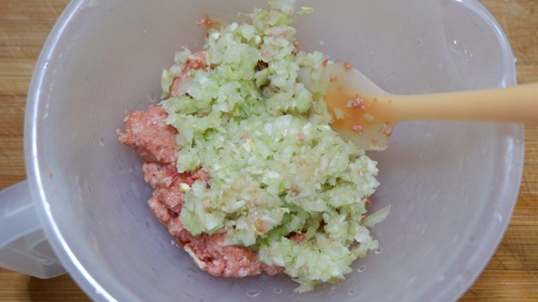 宝宝辅食—大黄米猪肉丸,打碎后,加入之前打好的肉泥中。