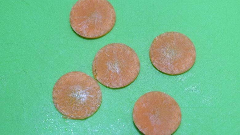 宝宝辅食—大黄米猪肉丸,切几片胡萝卜。