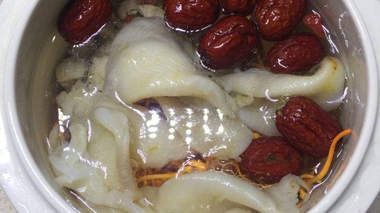虫草花花胶汤,加入水,多少按个人喜好加。