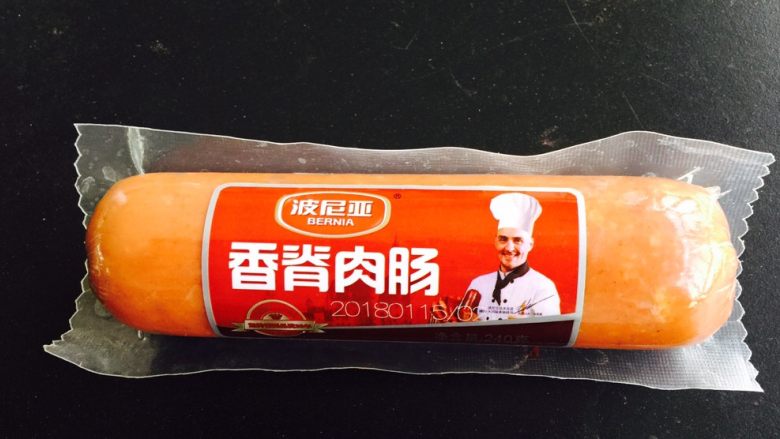 蔬菜清汤面,肉肠切片,本吃货喜欢吃薄片,吃货哥哥喜欢吃厚片,所以以个人喜欢为准。