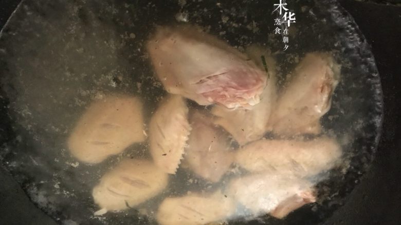 可乐鸡翅(懒人版),鸡中翅焯一下,撇去浮沫,煮五分钟,捞起来备用。