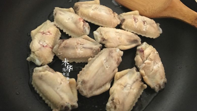 可乐鸡翅(懒人版),另外拿个平底锅,中火倒入少量油,把鸡中翅摆进去煎,把平滑那面先煎。