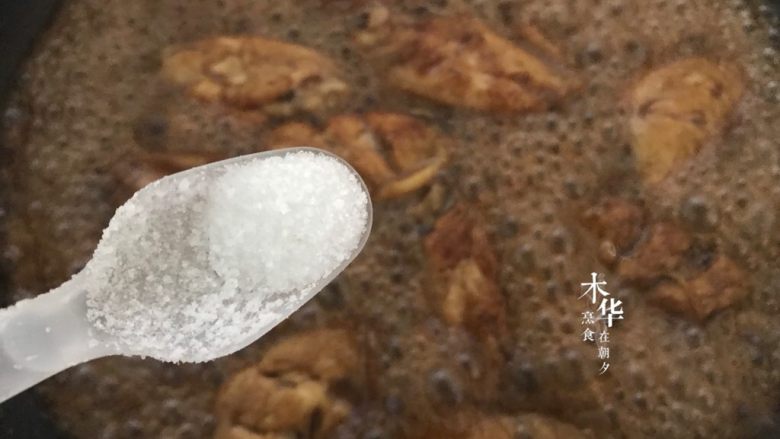 可乐鸡翅(懒人版),煮到一半汁,加入少许盐。