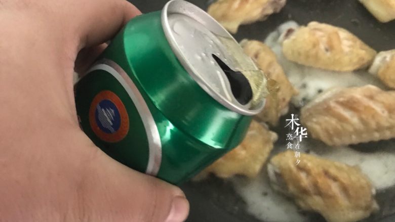 可乐鸡翅(懒人版),鸡翅两面都煎至金黄色后,倒入少量啤酒。