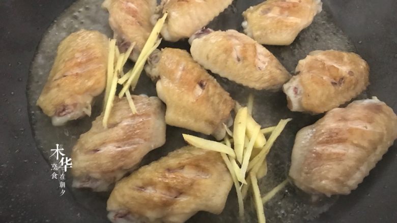 可乐鸡翅(懒人版),加入姜丝。调大火煮到啤酒快干。如果没有啤酒也可以放一勺料酒炒。
