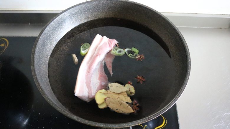 蒜泥白肉|爸爸最喜欢的下酒菜,将洗净的猪肉、葱段、姜片、八角、花椒、香叶、料酒、盐放入国内焯水;
