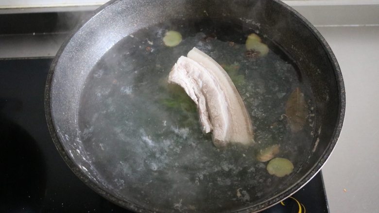 蒜泥白肉|爸爸最喜欢的下酒菜,漂去浮沫;