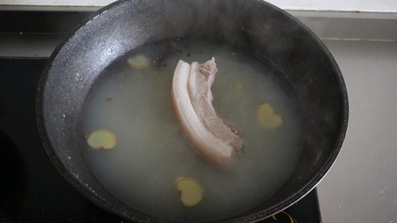 蒜泥白肉|爸爸最喜欢的下酒菜,中火煮25分钟,关火焖10分钟;