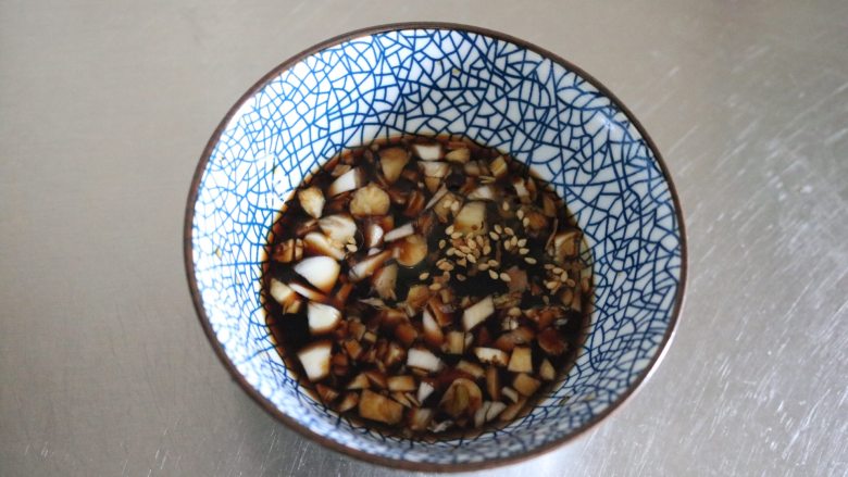 蒜泥白肉|爸爸最喜欢的下酒菜,调制蘸料;