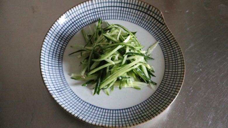 蒜泥白肉|爸爸最喜欢的下酒菜,将黄瓜丝放置盘中,堆起来;