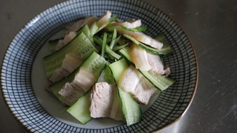 蒜泥白肉|爸爸最喜欢的下酒菜,将黄瓜片、五花肉片,一次叠放在黄瓜丝上;