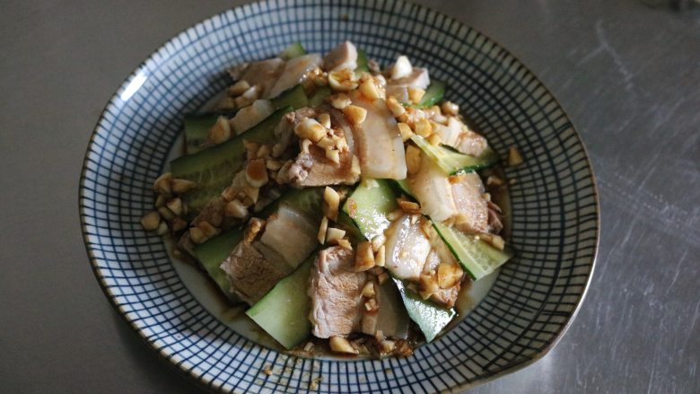 蒜泥白肉|爸爸最喜欢的下酒菜,淋上调制好的蘸料;