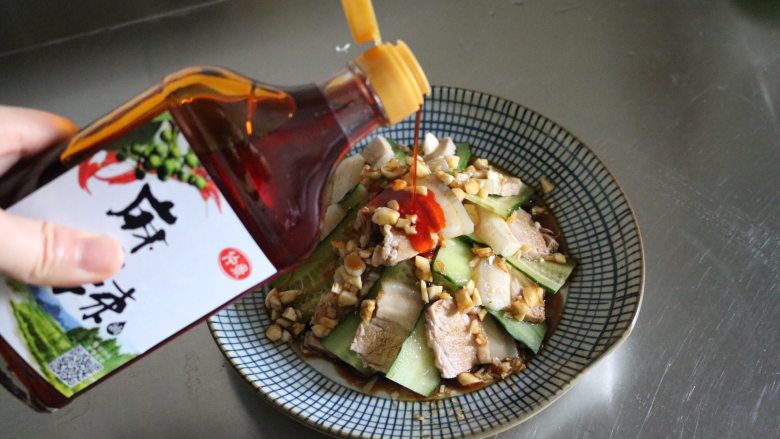 蒜泥白肉|爸爸最喜欢的下酒菜,再淋上仲景麻辣油,撒点白芝麻;