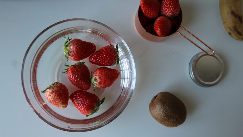 草莓坚果饮|带你玩转低脂健康生活,草莓清水+盐浸泡15分钟备用；