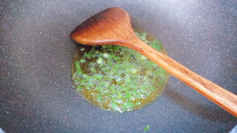 烤茄子(烤箱版),锅内倒入油,先放入一半的葱花炸出香味