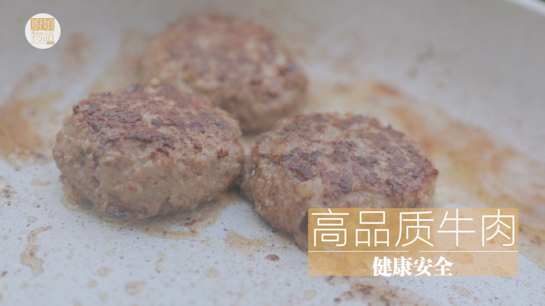 小小牛牛堡「厨娘物语」,锅内倒入20ml食用油，将牛肉饼两面煎熟盛出备用。