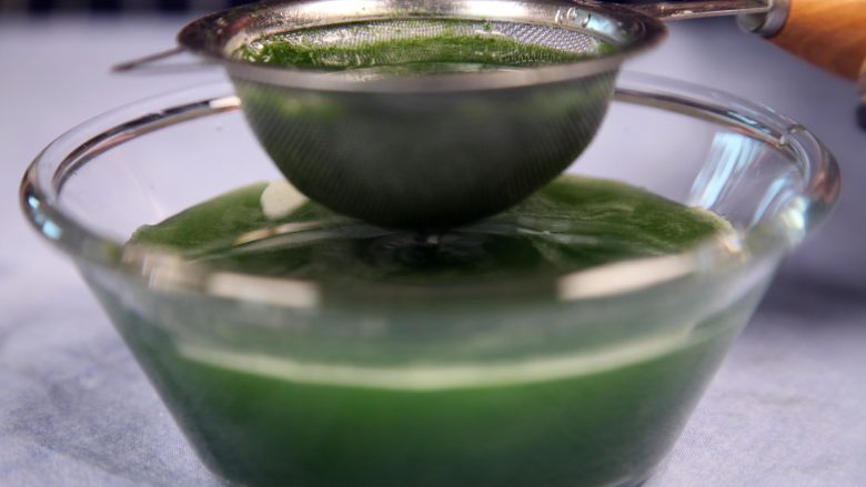 有家鲜厨房 | 立春春饼,过筛之后,得到菠菜汁