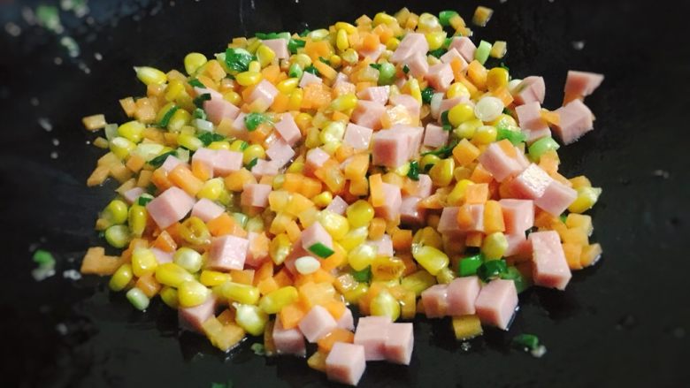 五彩玉米火腿炒饭,一起翻炒20秒,加入小半勺盐翻炒均匀。