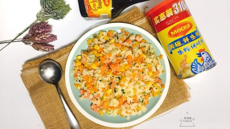 五彩玉米火腿炒饭,而且…好香啊!!
