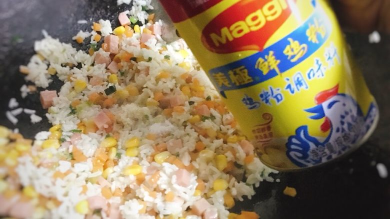 五彩玉米火腿炒饭,用压和翻炒的手法,把米粒炒散,加入小半勺<a style='color:red;display:inline-block;' href='/shicai/ 813'>鸡粉</a>。