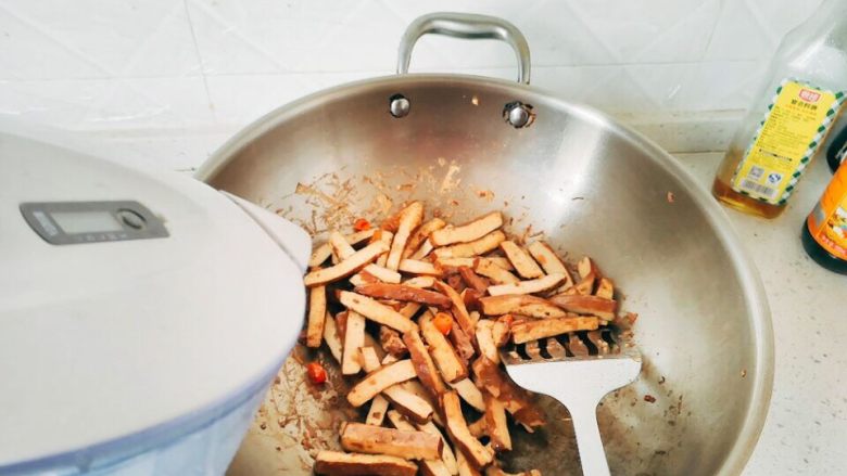 素炒香辣豆干,加一点点水,翻炒几下。