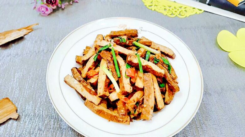 素炒香辣豆干,装盘,盛起来。素炒香辣豆干就做好了。
欢迎大家评论互相交流哦,谢谢大家的点赞和收藏。么么哒!