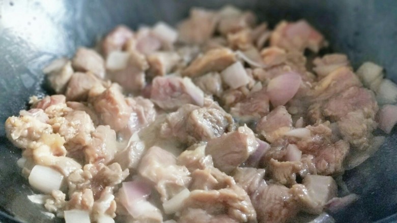 做年货+别有一番风味的牛肉浓汤,炒至变色,小火焖炖15分钟。