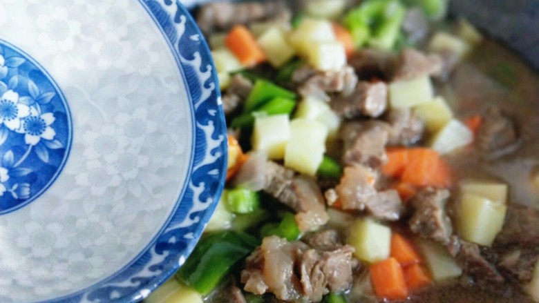 做年货+别有一番风味的牛肉浓汤,加入清水,加盖小火煮软,小火炖15分钟。