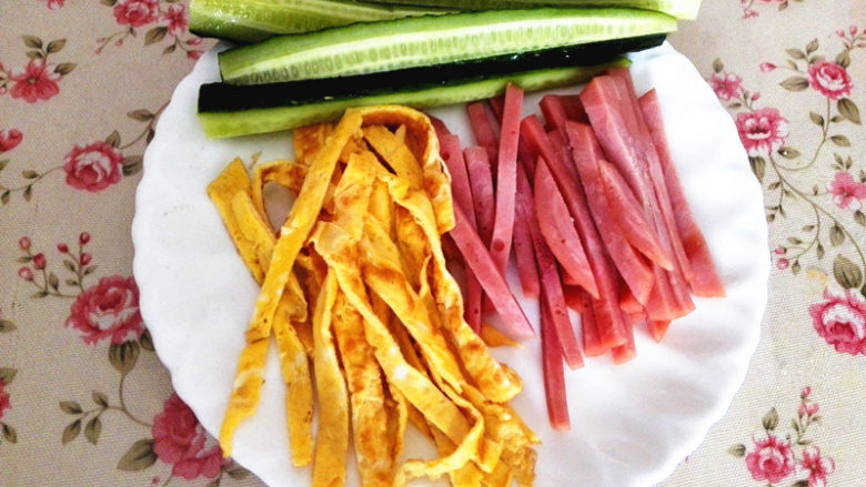 幸福的紫菜包饭,<a style='color:red;display:inline-block;' href='/shicai/ 54'>黄瓜</a>切条,火腿切条,鸡蛋皮切丝,