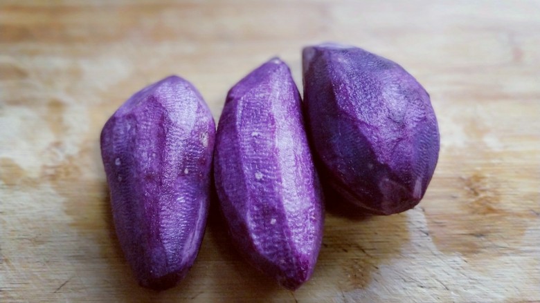 做年货-春节必备的紫薯豆沙包,<a style='color:red;display:inline-block;' href='/shicai/ 2643'>紫薯</a>削皮洗干净。