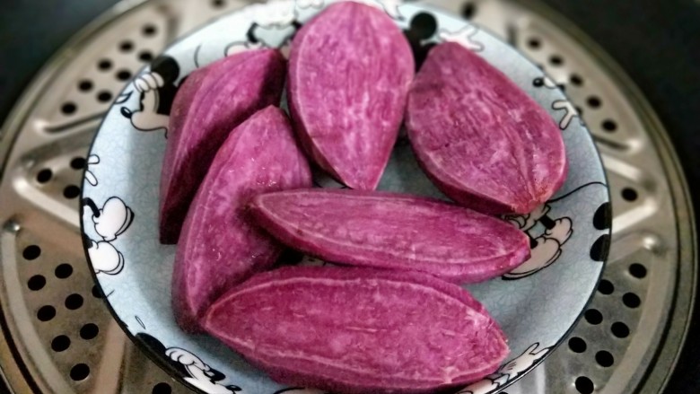 做年货-春节必备的紫薯豆沙包,隔水蒸熟。