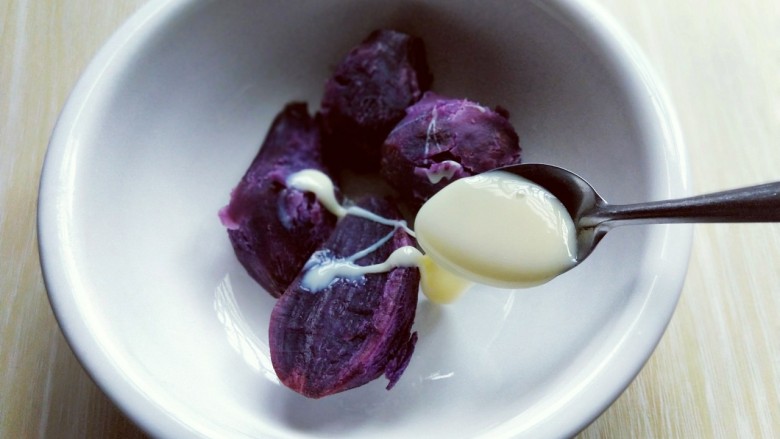 做年货-春节必备的紫薯豆沙包,加入<a style='color:red;display:inline-block;' href='/shicai/ 893'>炼乳</a>。